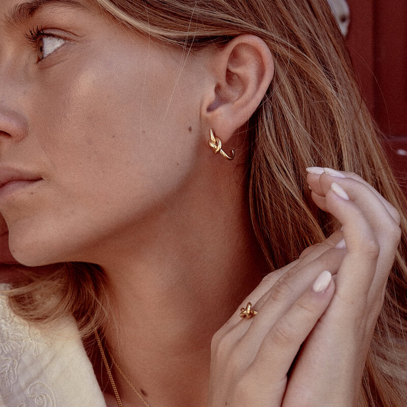 Brincos Knot em Prata Dourada