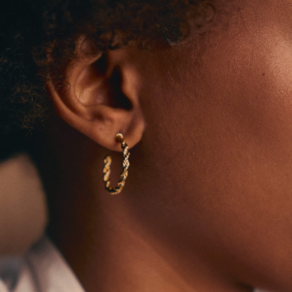 Brincos Argola Entrançados em Prata Dourada