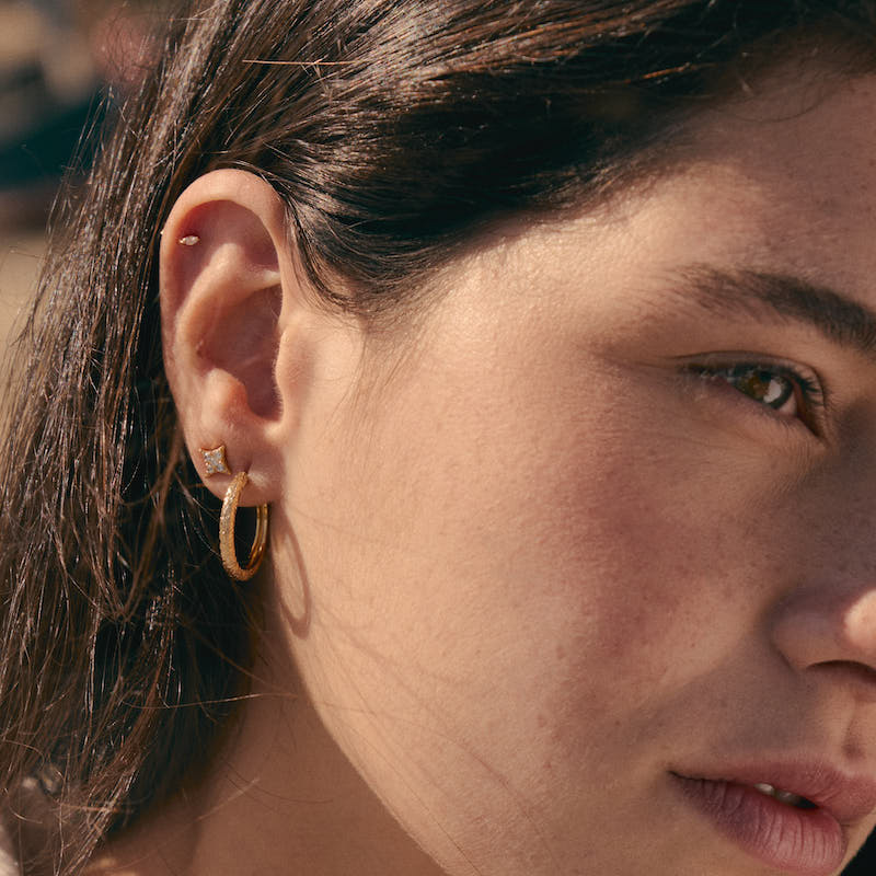 Brincos Estrela Brilhantes em Prata Dourada