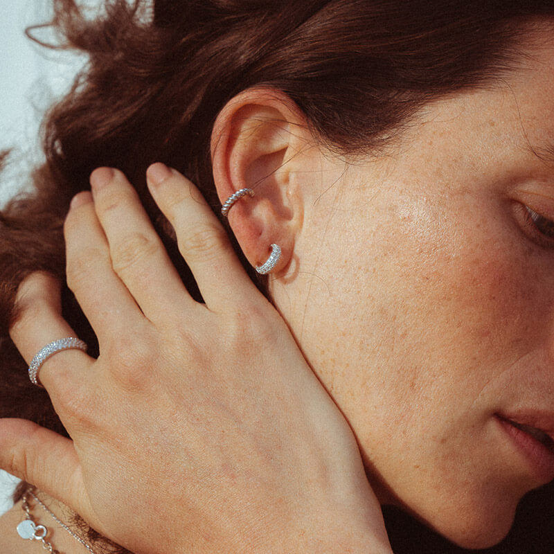 Brinco ear cuff entrançado prateado