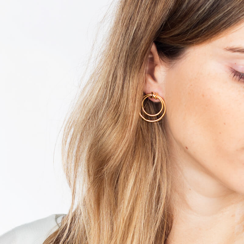 Brincos Elo duplo e nó dourados