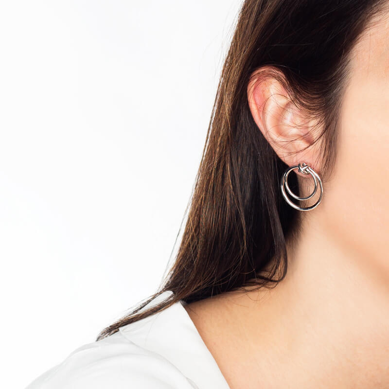 Brincos Elo duplo e nó prateados