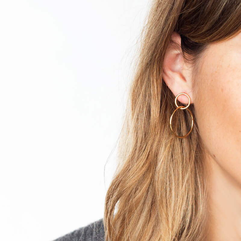 Brincos Elos ligação dourados