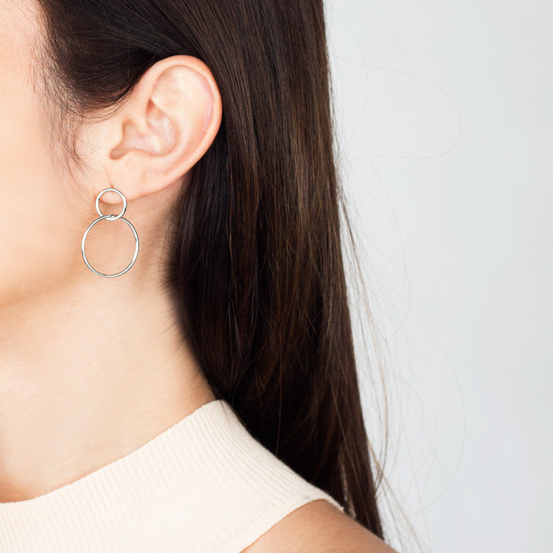 Brincos Elos ligação prateados