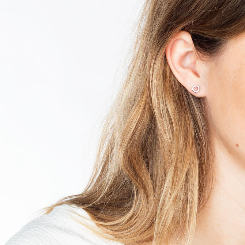 Brincos Contorno pequeno brilhantes prateados