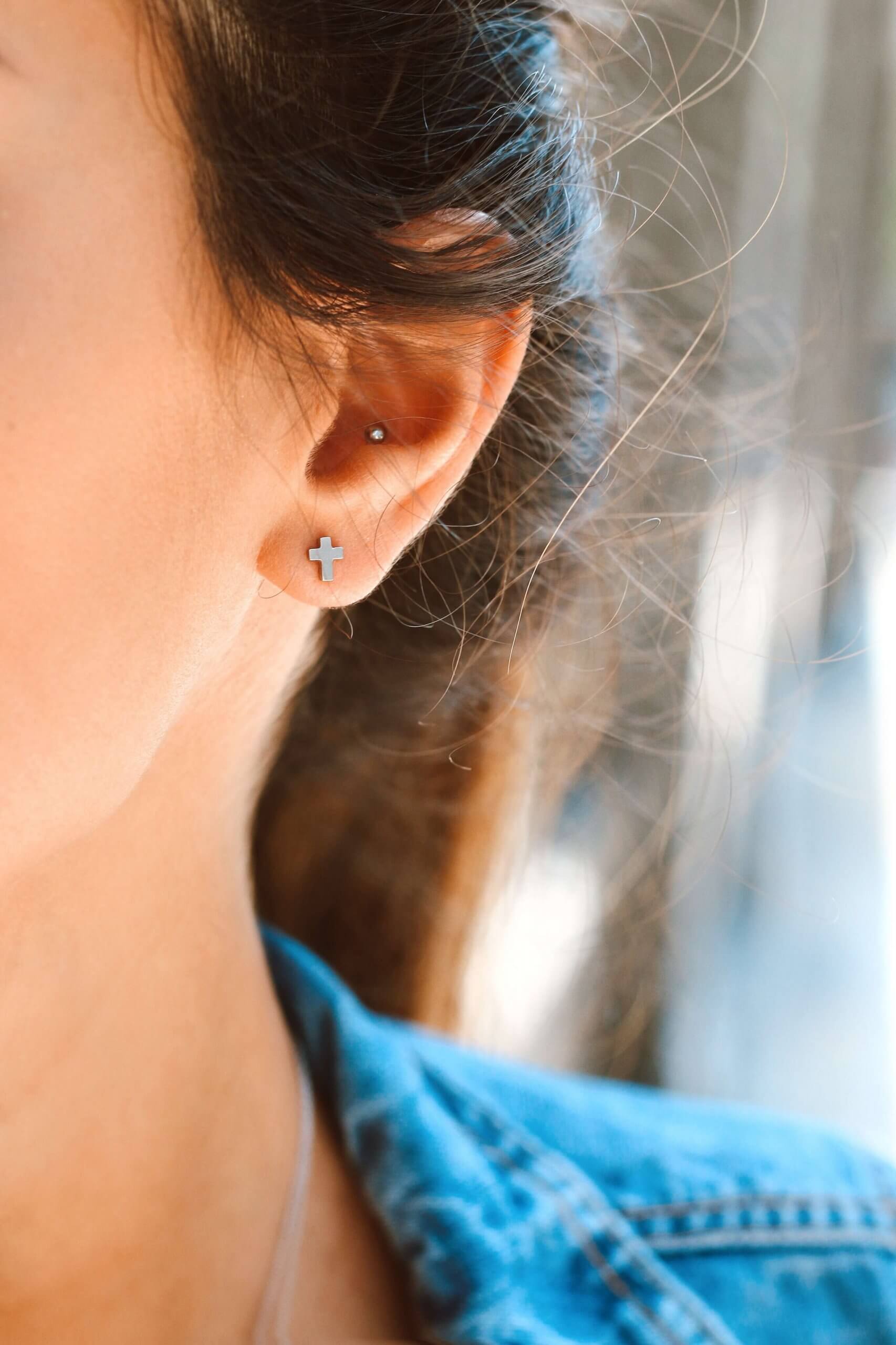 Brincos Cruz pequenos prateados