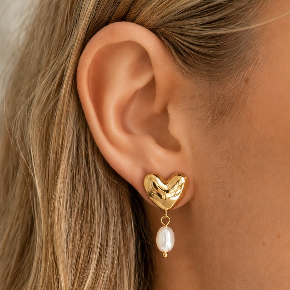 Heart-shaped pearl earrings in gold-plated steel.