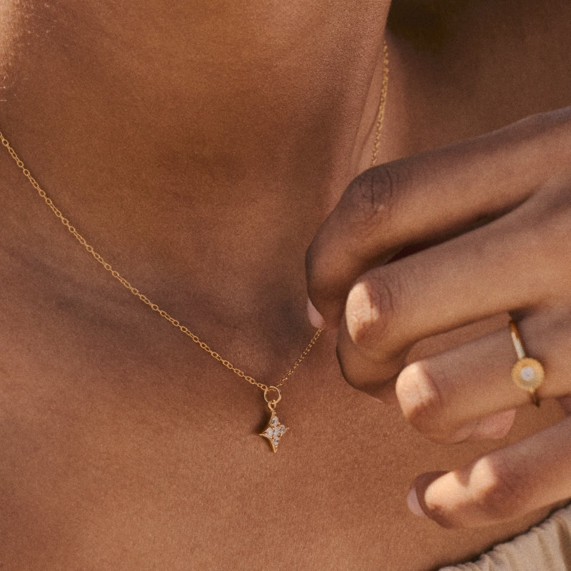 Colar Estrela Brilhantes em Prata Dourada