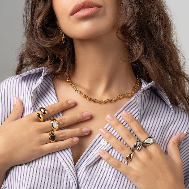 Colar Cadeado em Aço Dourado