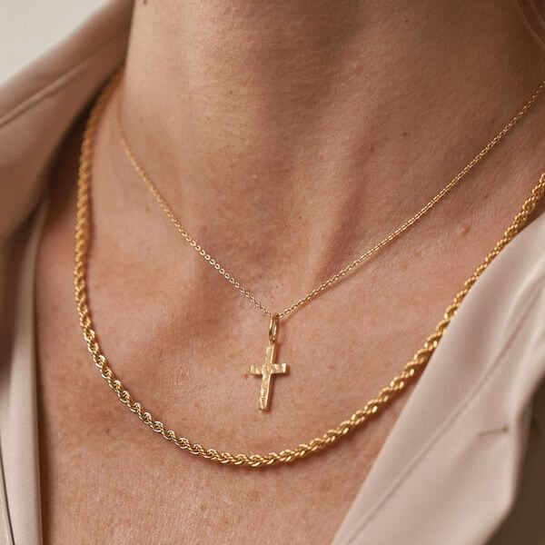 Colar em Aço Dourado