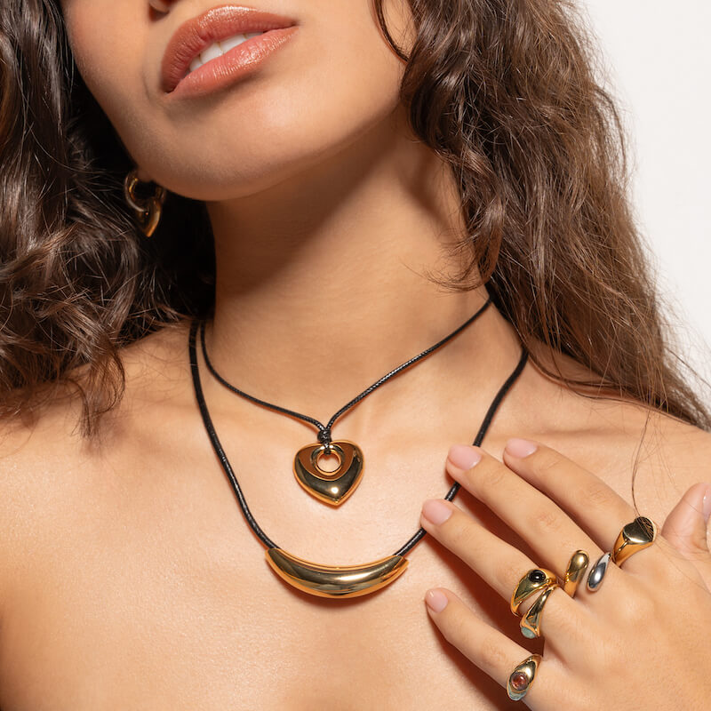 Colar Cordão com Pendente Coração em Aço Dourado