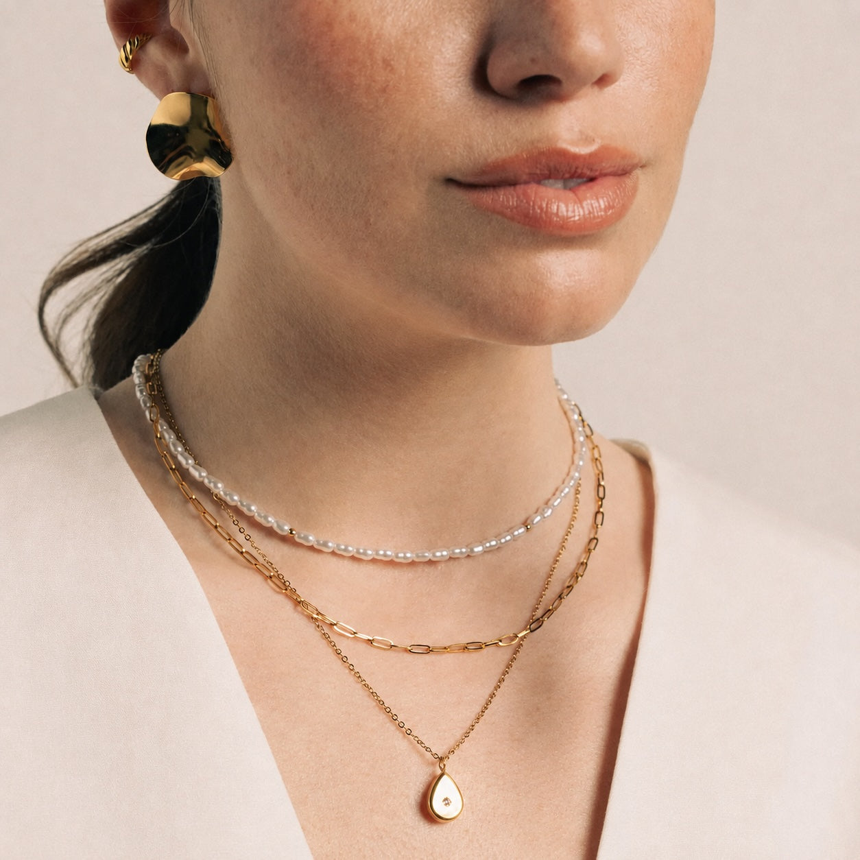 Colar Pérolas e Aço Dourado