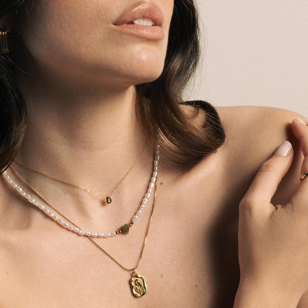 Colar Coração Pérolas e Aço Dourado