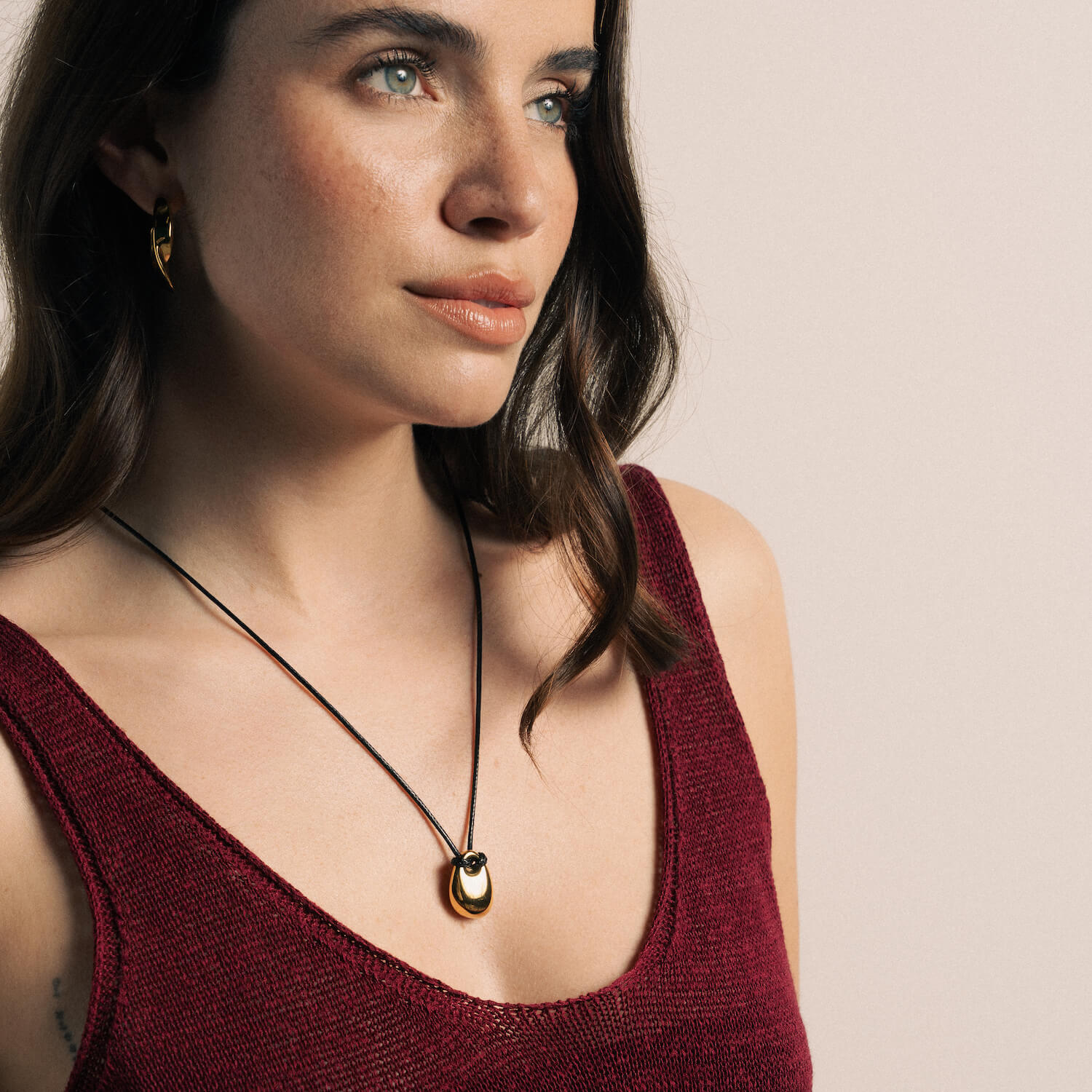 Colar em Couro com Pendente em Aço Dourado