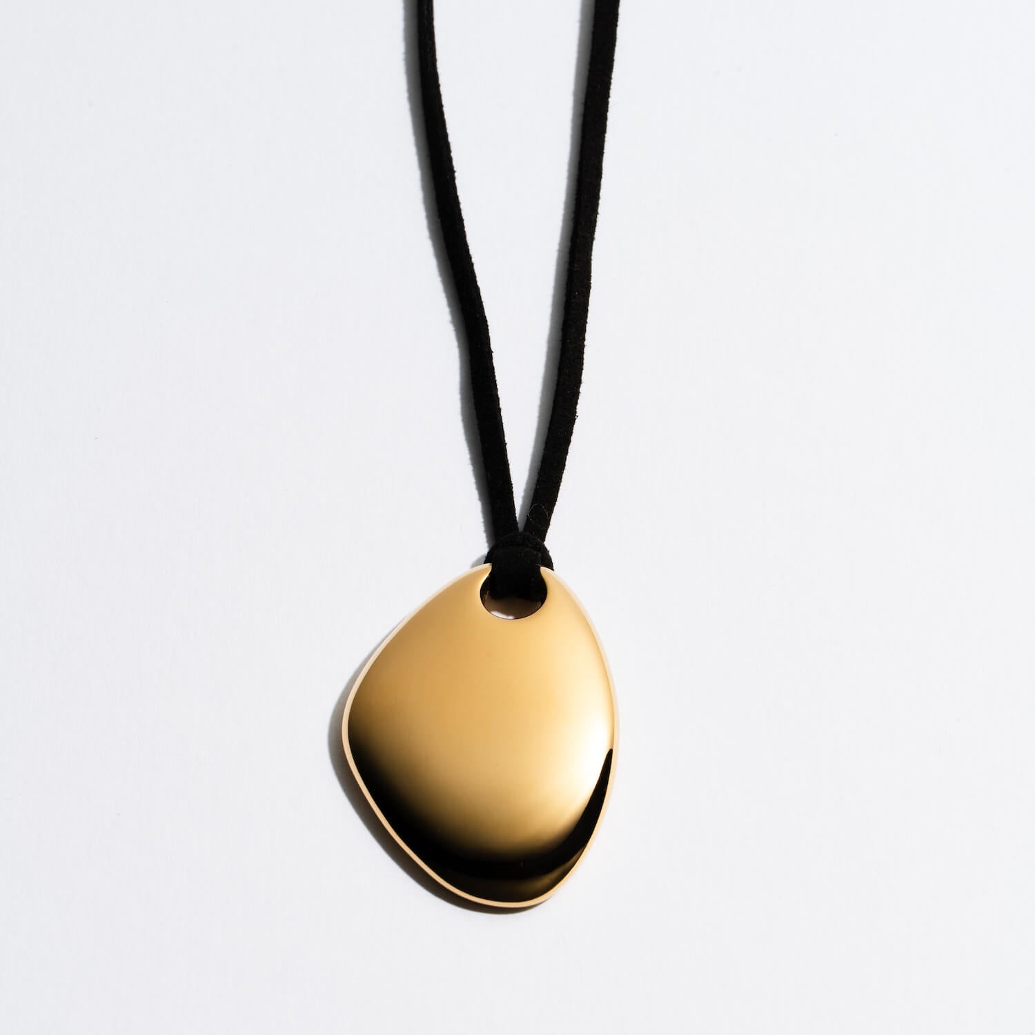 Colar Cordão com Pendente em Aço Dourado