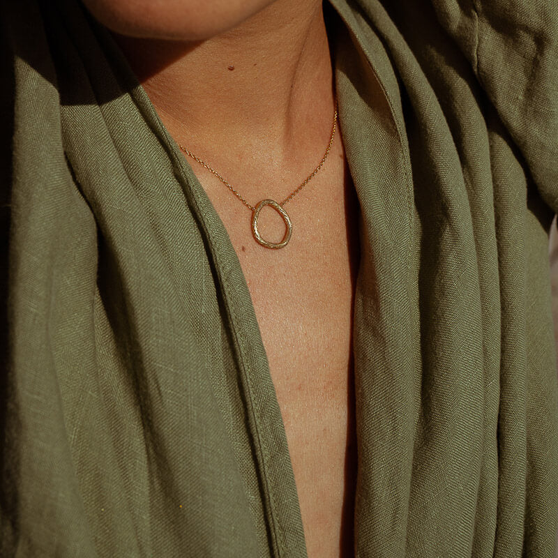 Colar Contorno irregular dourado