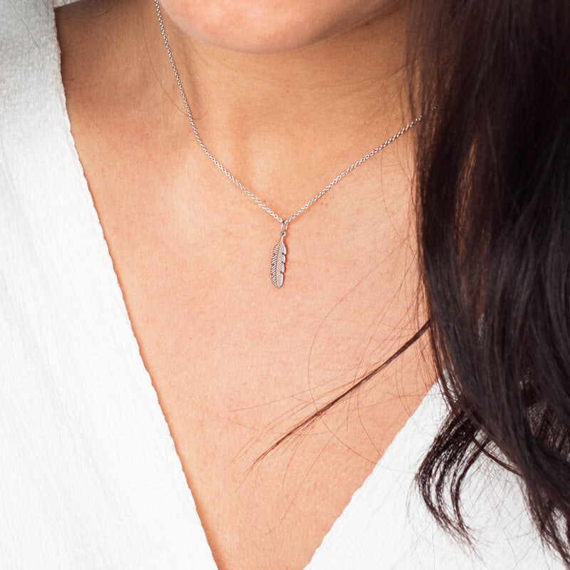 Colar Pena prateado