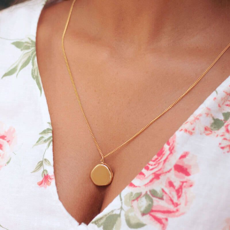 Colar relicário dourado