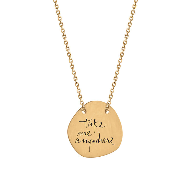 Colar Medalha frase take me anywhere dourado