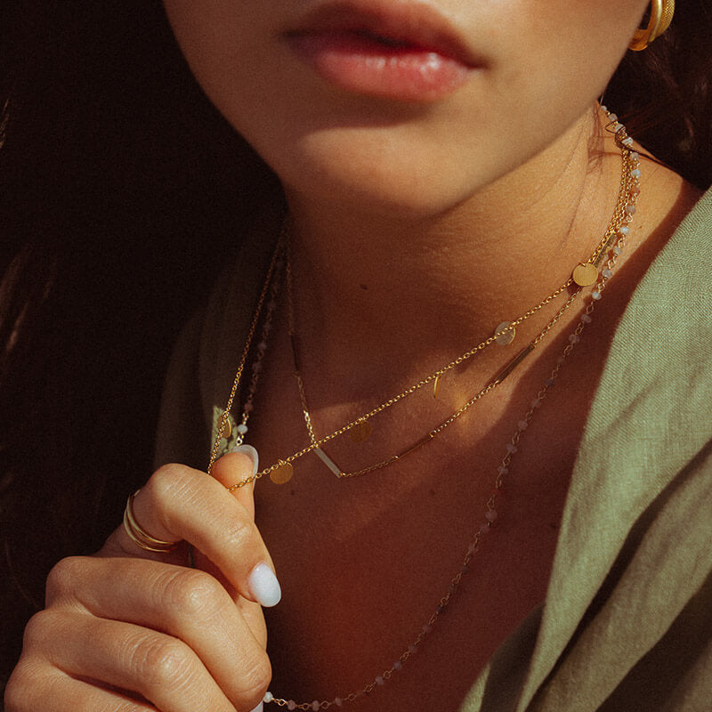 Colar Chapinhas medalha coração baixo-relevo dourado