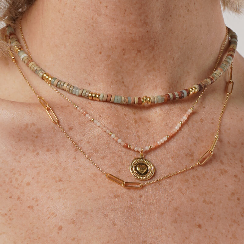 Colar de missangas dourado