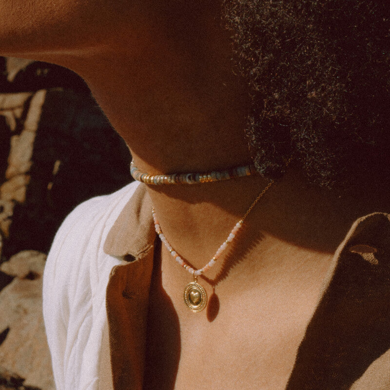 Colar de missangas dourado