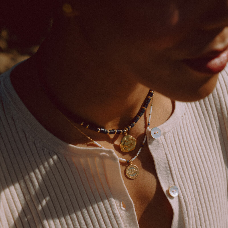 Colar de missangas dourado