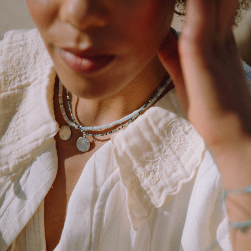 Colar de missangas prateado