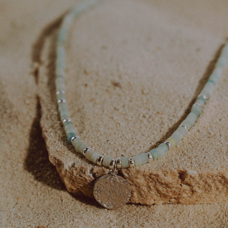 Colar de missangas prateado