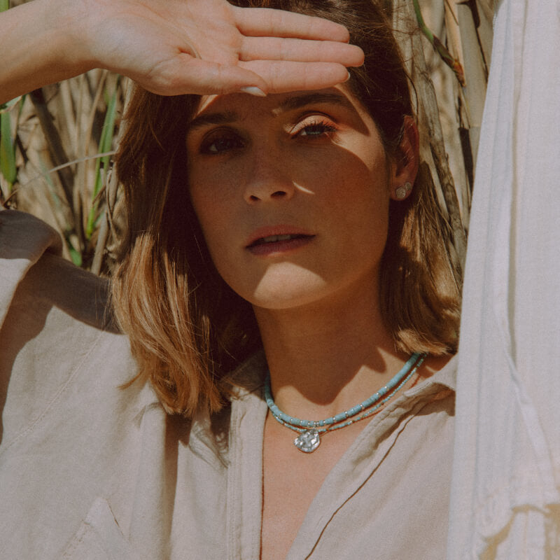 Colar de missangas prateado