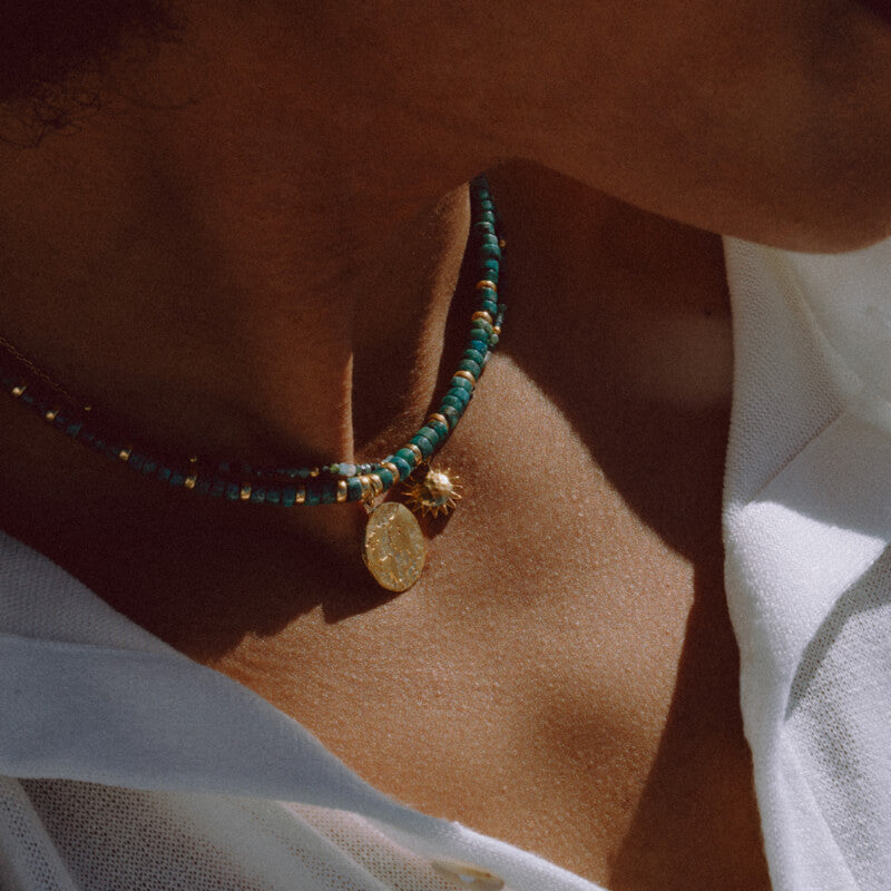 Colar de missangas dourado