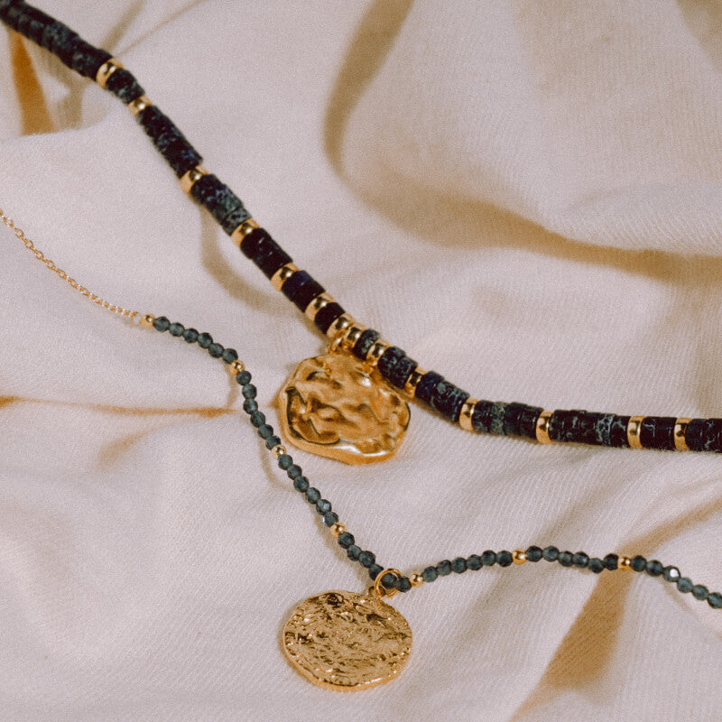 Colar de missangas dourado