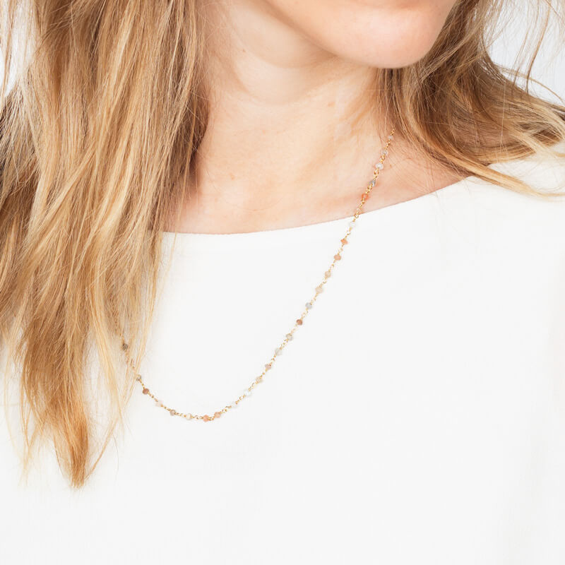 Colar Pedras multicolores fio dourado