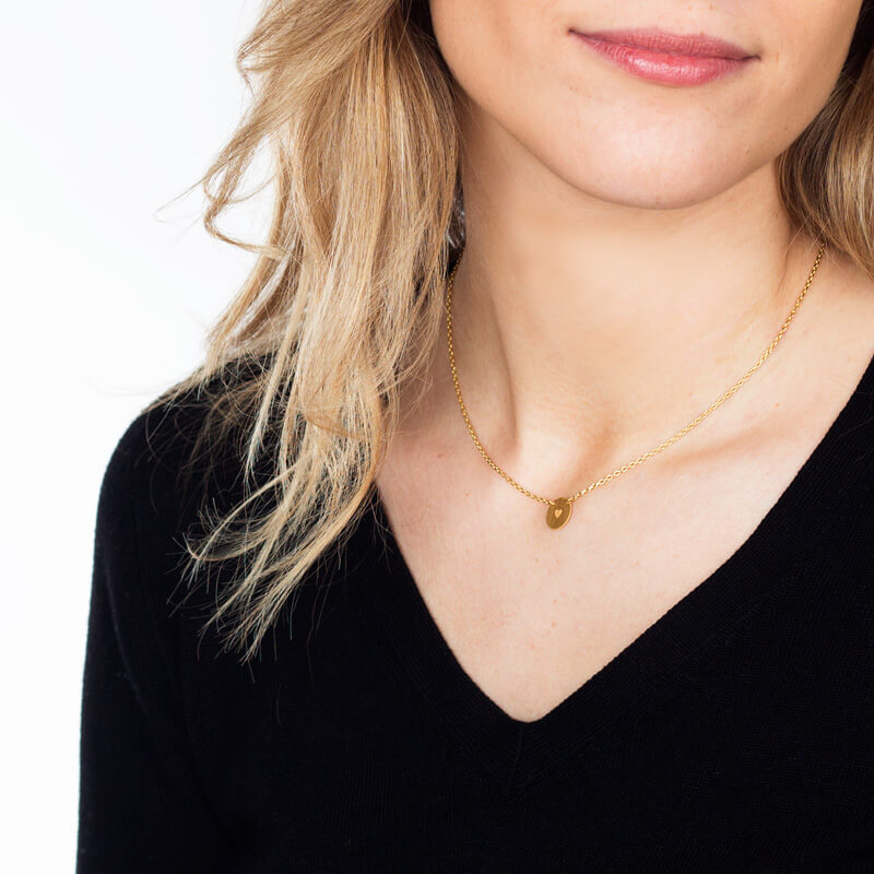 Colar Chapa medalha coração baixo-relevo dourado