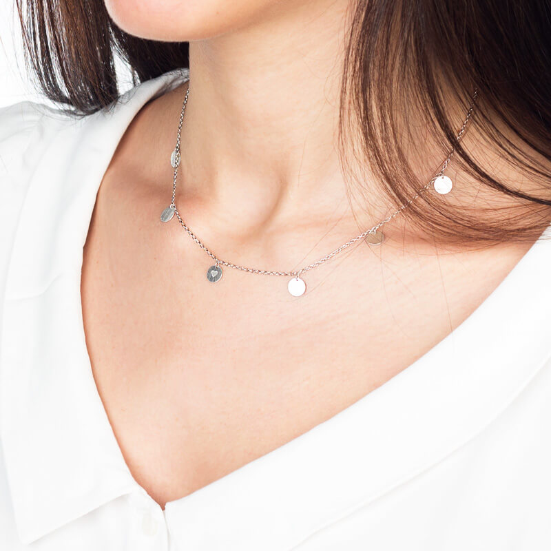 Colar Chapinhas medalha coração baixo-relevo prateado