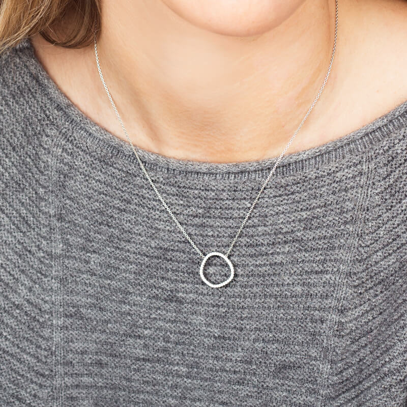 Colar Contorno brilhantes prateado