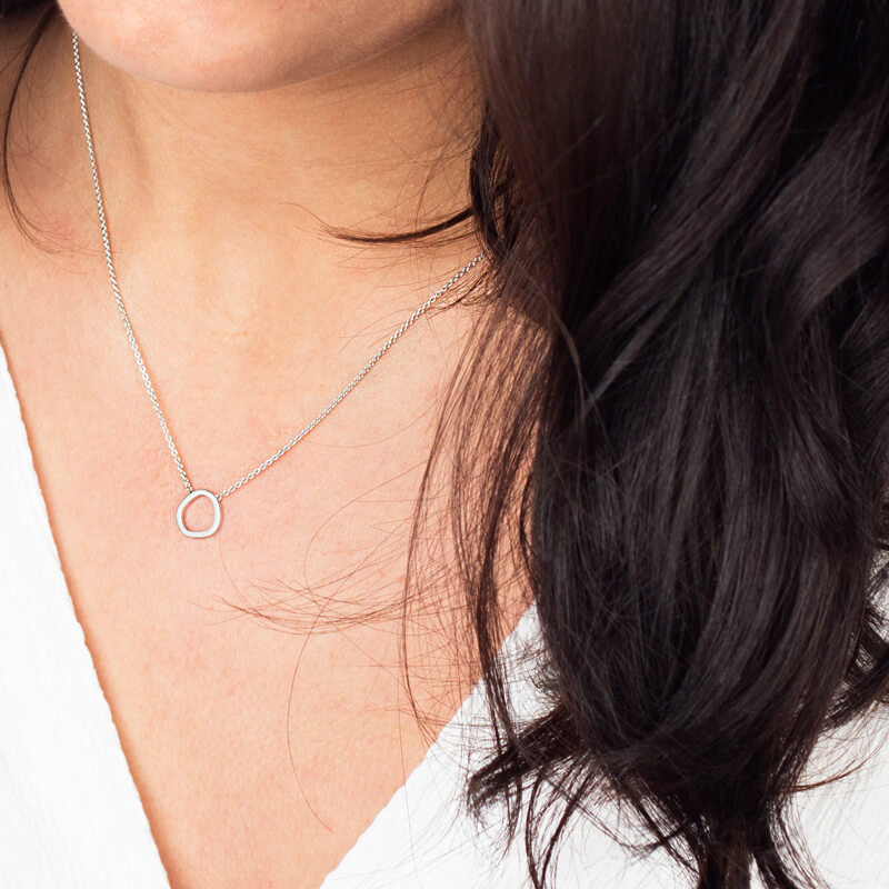 Colar Contorno pequeno prateado