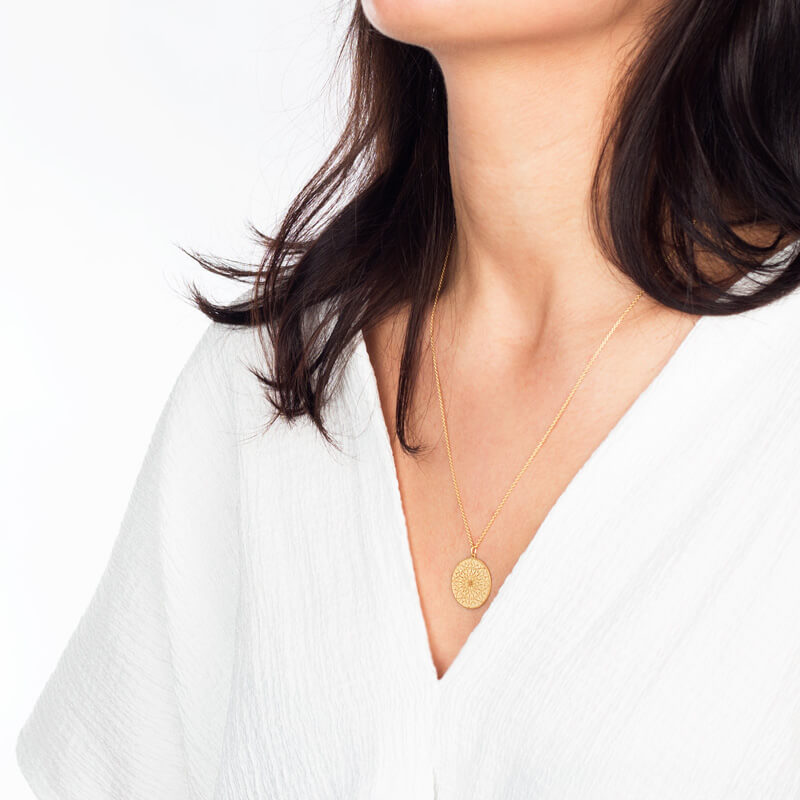 Colar medalha Rosa dos ventos dourado