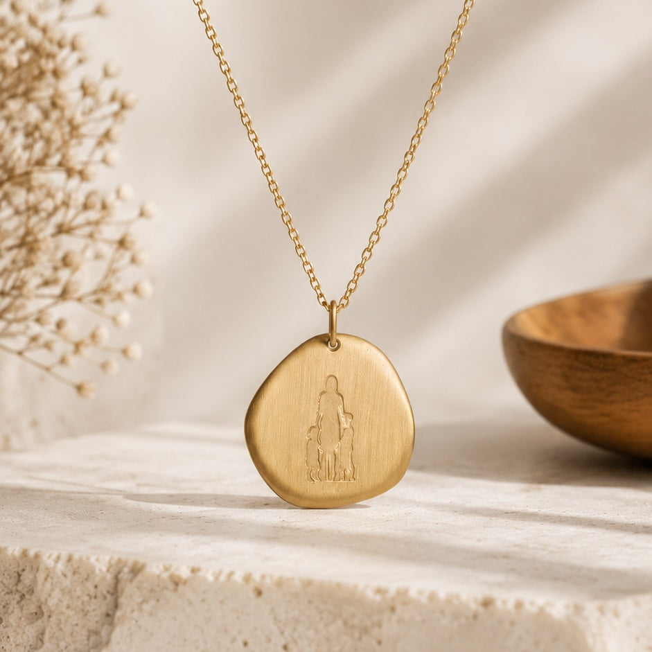 Colar Mulher com 1 menino e 1 menina medalha baixo-relevo dourado