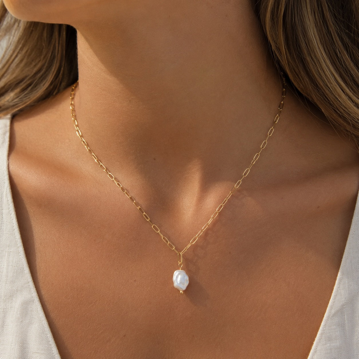 Colar Cadeado em Aço Dourado com Pérola