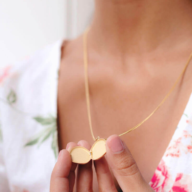 Colar relicário dourado