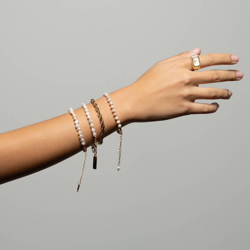 Pulseira Pérolas e Aço Dourado