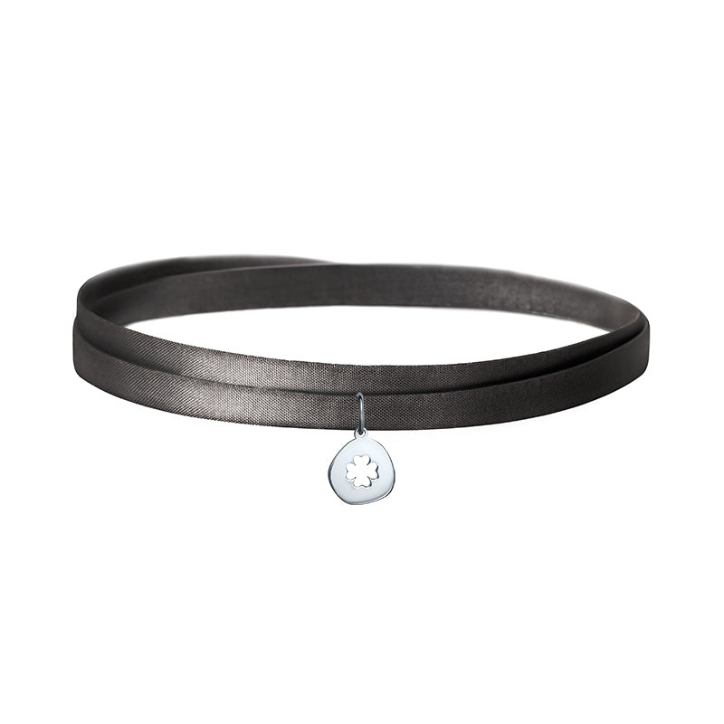 Pulseira Medalha trevo da sorte prateada fio tecido duas voltas cinzento