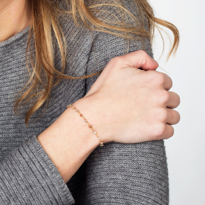 Pulseira Pedras multicolores fio dourado