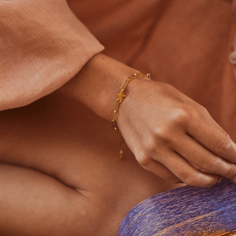 Pulseira Elos pendente cruz dourada
