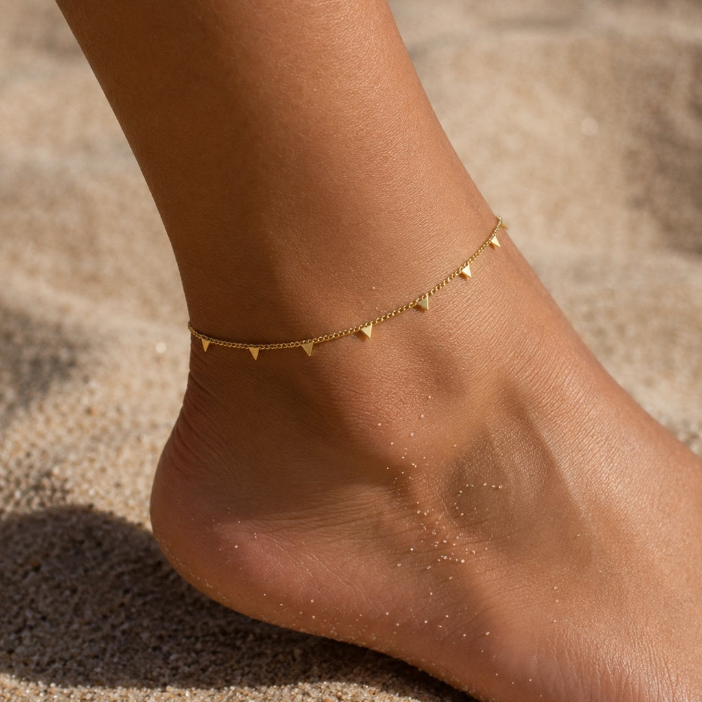 Pulseira Tornozelo Charms de Triângulos em Aço Dourado